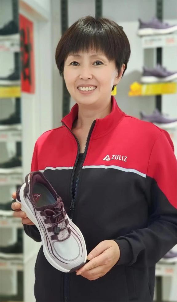 足力健老人鞋店员